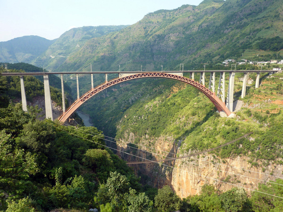 Die mit 275 Metern höchste Eisenbahnbrücke der Welt: die Beipanjiang-Eisenbahnbrücke in China.