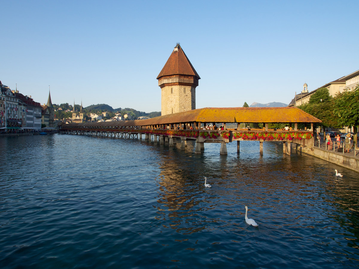Die Kapellbrücke ist die älteste und mit 202,90 Metern zweitlängste überdachte Holzbrücke Europas. Sie wurde um 1365 als Wehrgang gebaut und verbindet die durch die Reuss getrennte Alt- und Neustadt. Im Giebel der Brücke befanden sich (vor dem Brand 1993) 111 dreieckige Gemälde, die wichtige Szenen der Schweizer Geschichte darstellen.